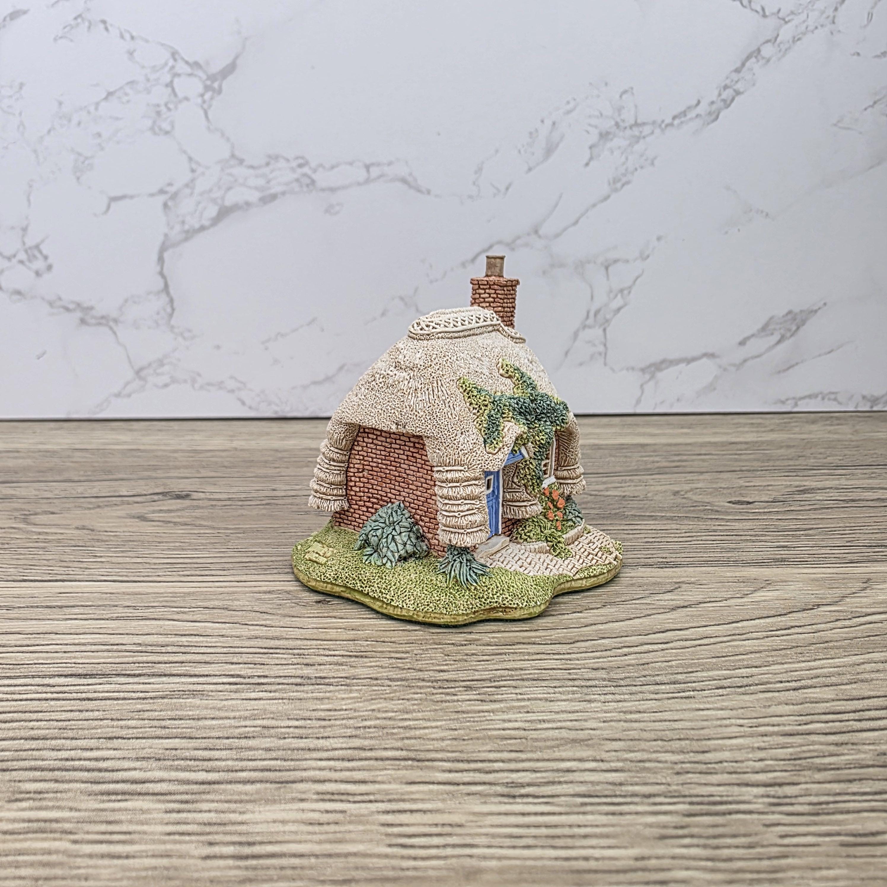 Lilliput Lane Petticoat Cottage Collectors Club 1994 Figurine With Box and Certificates