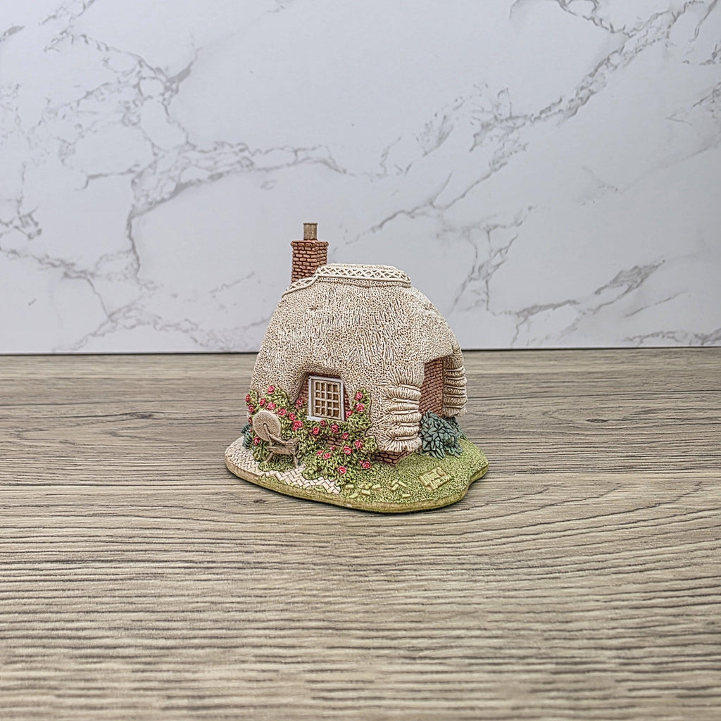Lilliput Lane Petticoat Cottage Collectors Club 1994 Figurine With Box and Certificates