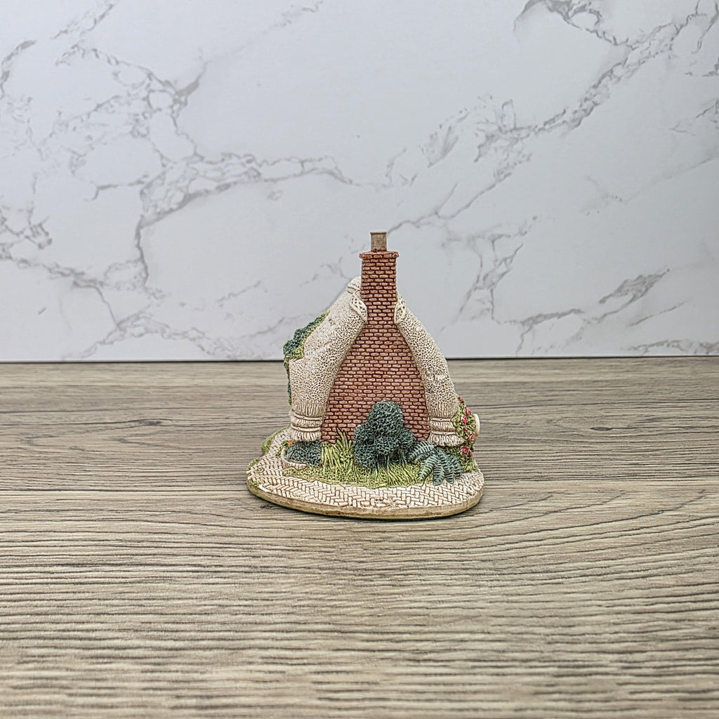 Lilliput Lane Petticoat Cottage Collectors Club 1994 Figurine With Box and Certificates