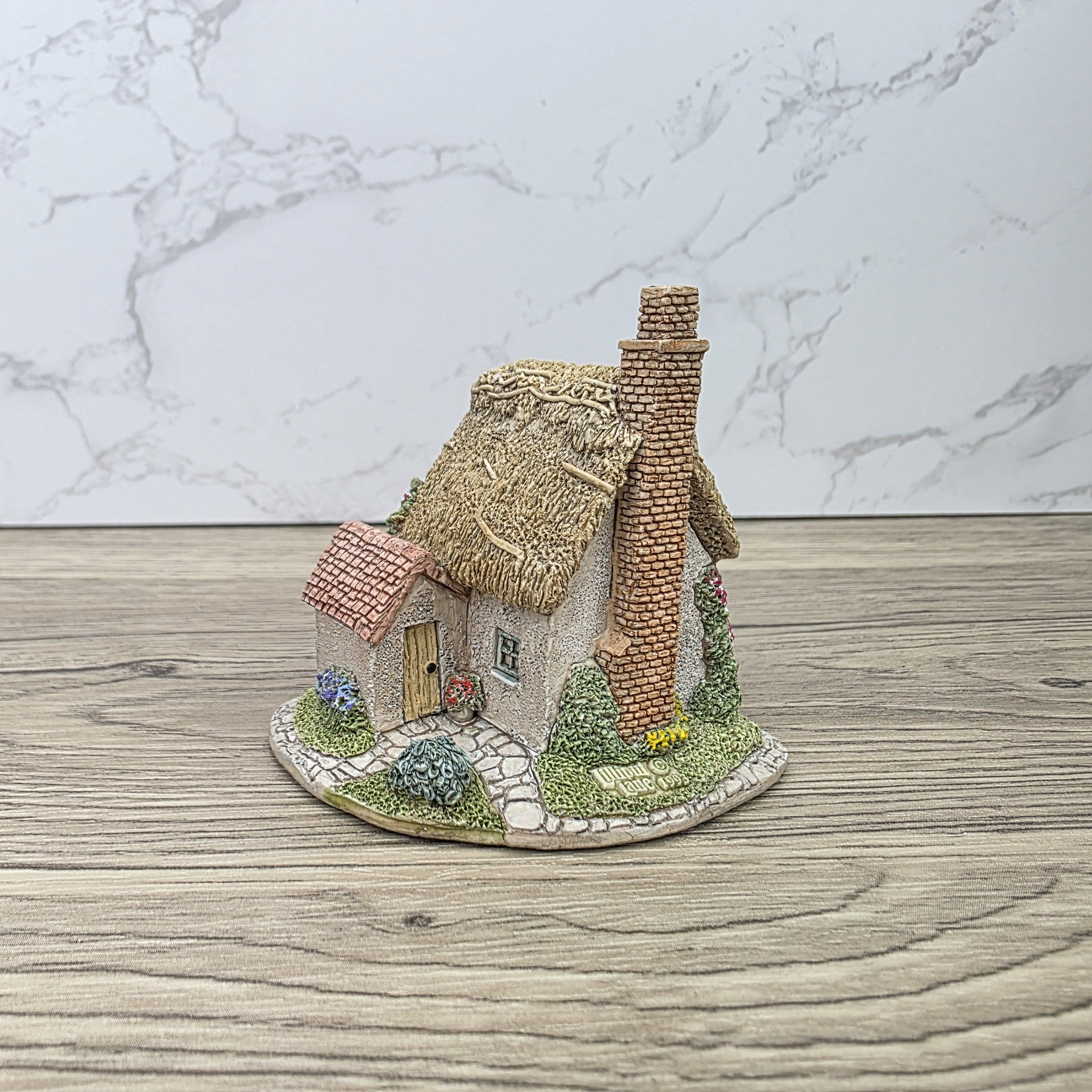 Lilliput Lane The Spinney Collectors Club 1993 Cottage Figurine With Box and Certificates