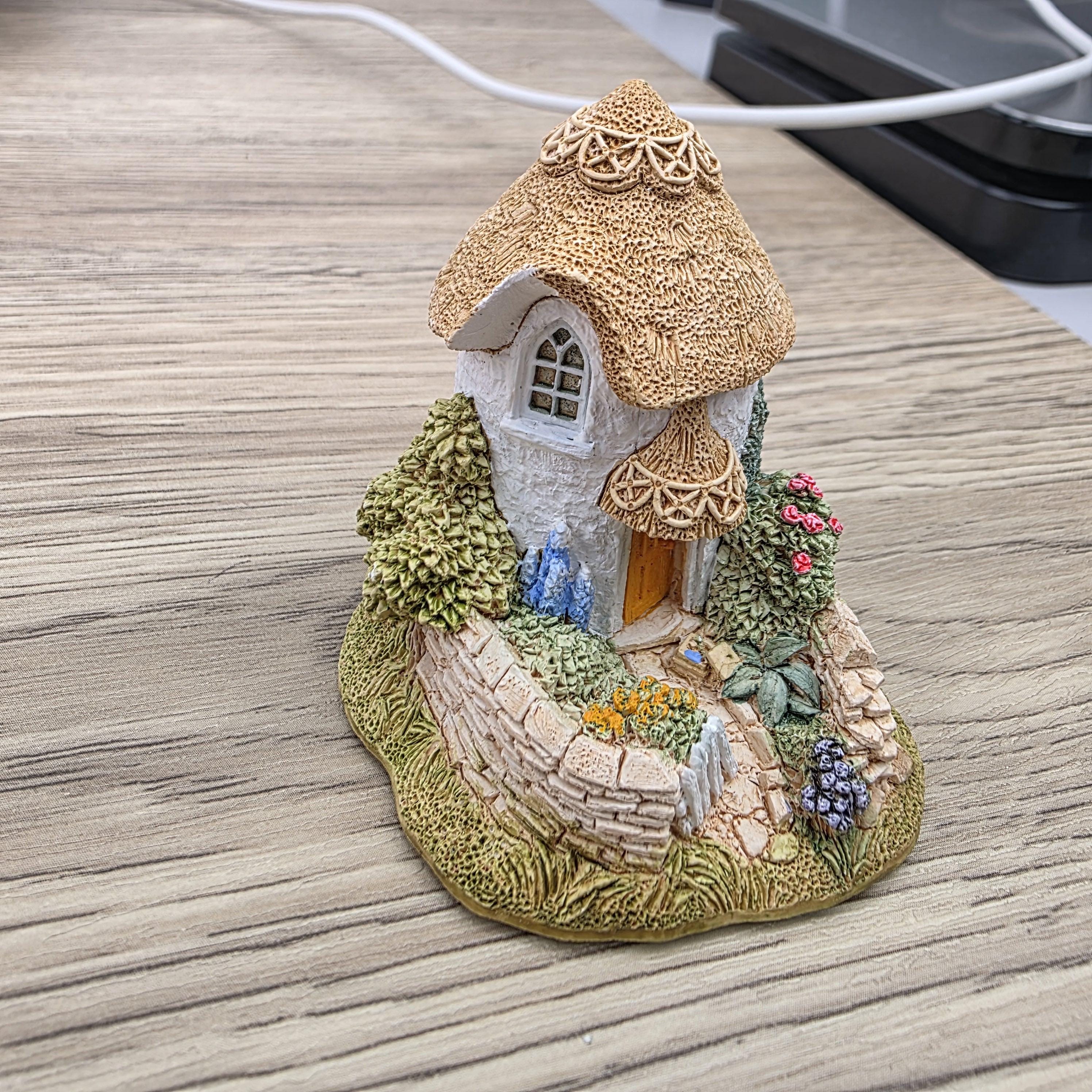 Vintage Lilliput Lane Thimble Cottage 1995 Collectors Cottage Figurine With Box and Deeds