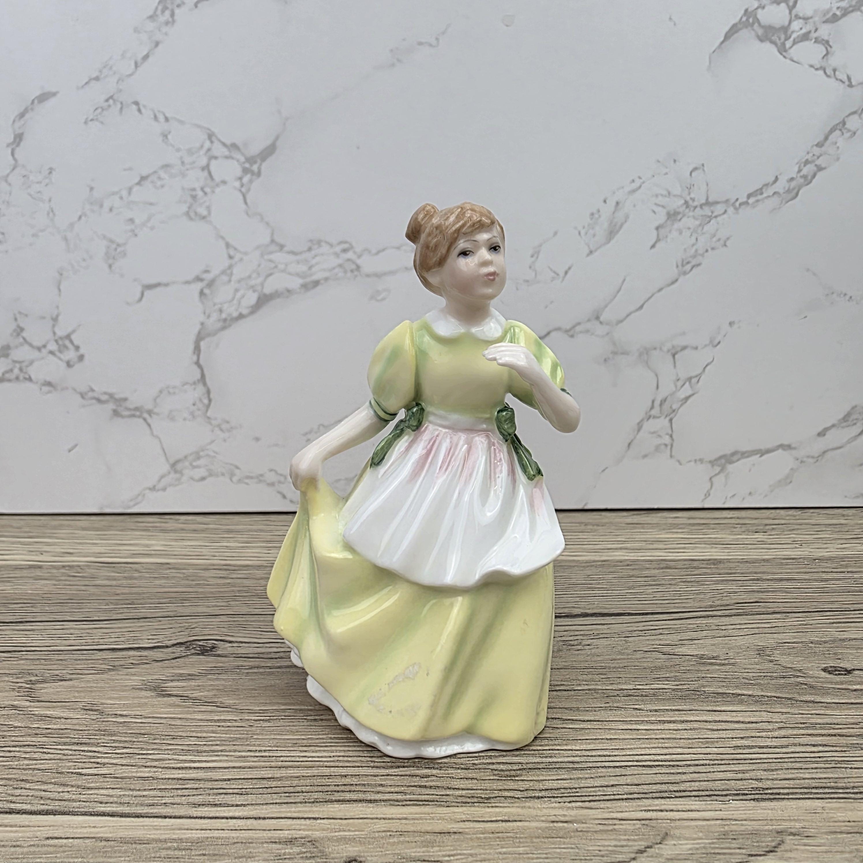 Porcelain Lady Figurine Royal Doulton Young Melody HN3654 Hand Decorated England 1994 Collectible