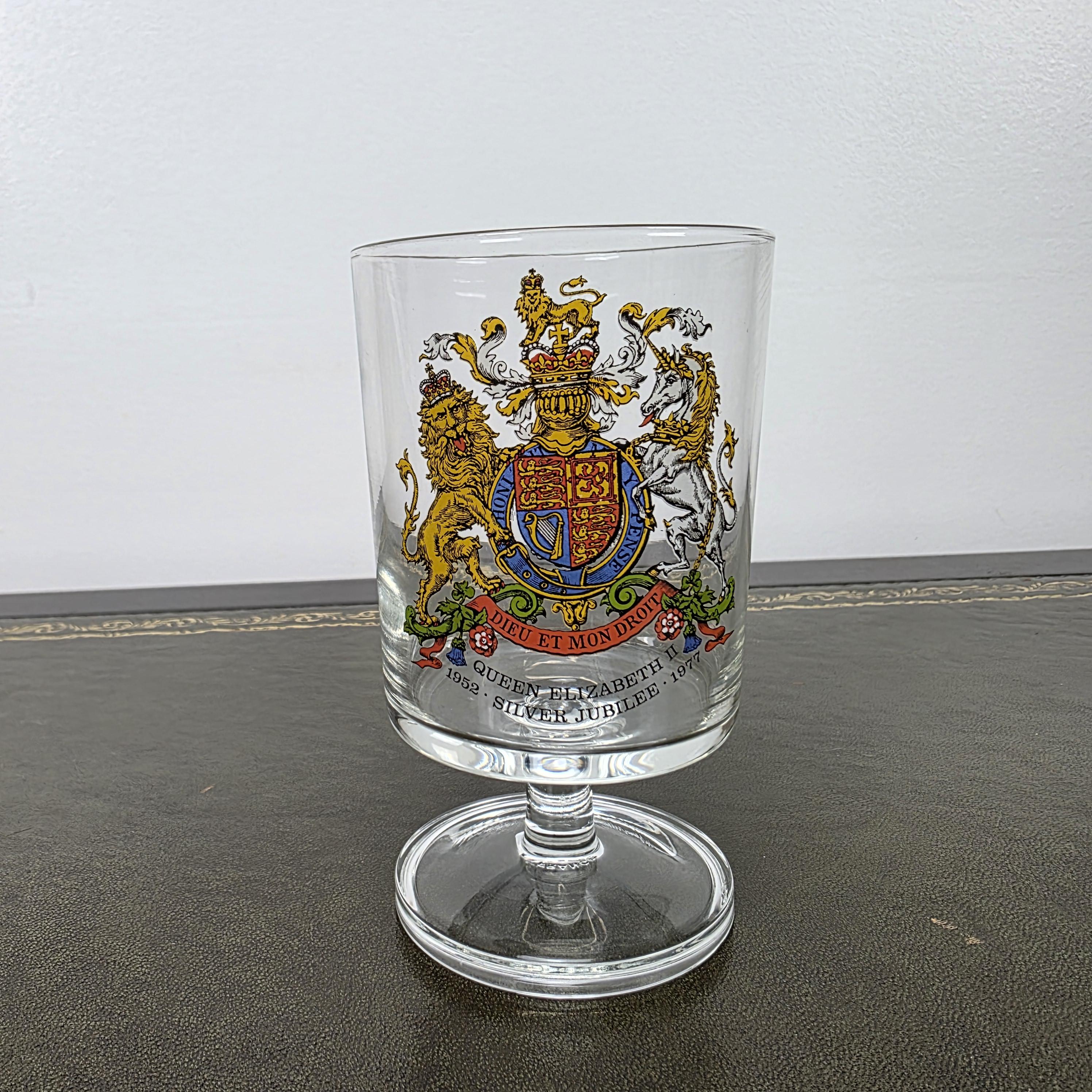 Royal Family Silver Jubilee 1977 France Queen Elizabeth II Coat of Arms 1952–1977