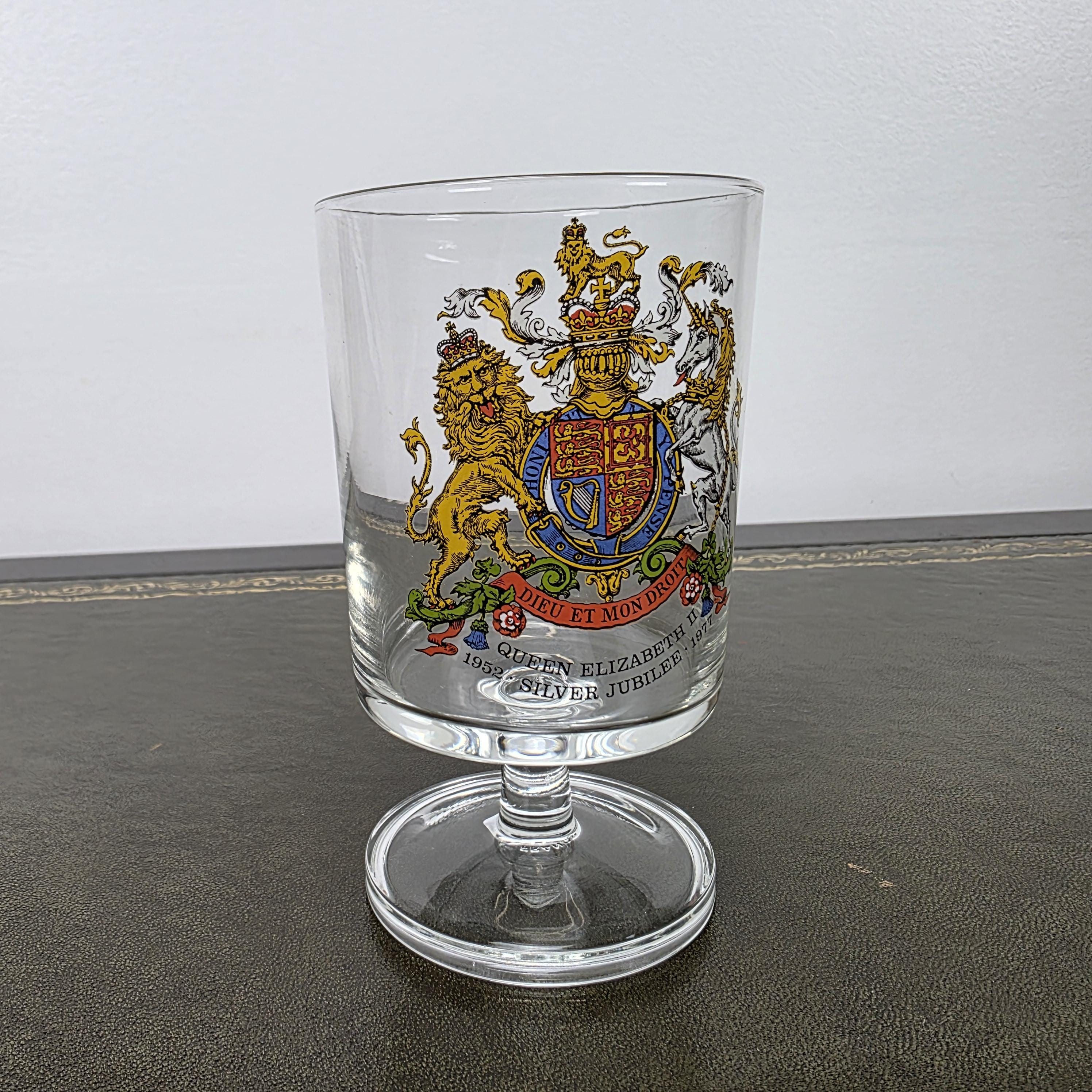 Royal Family Silver Jubilee 1977 France Queen Elizabeth II Coat of Arms 1952–1977