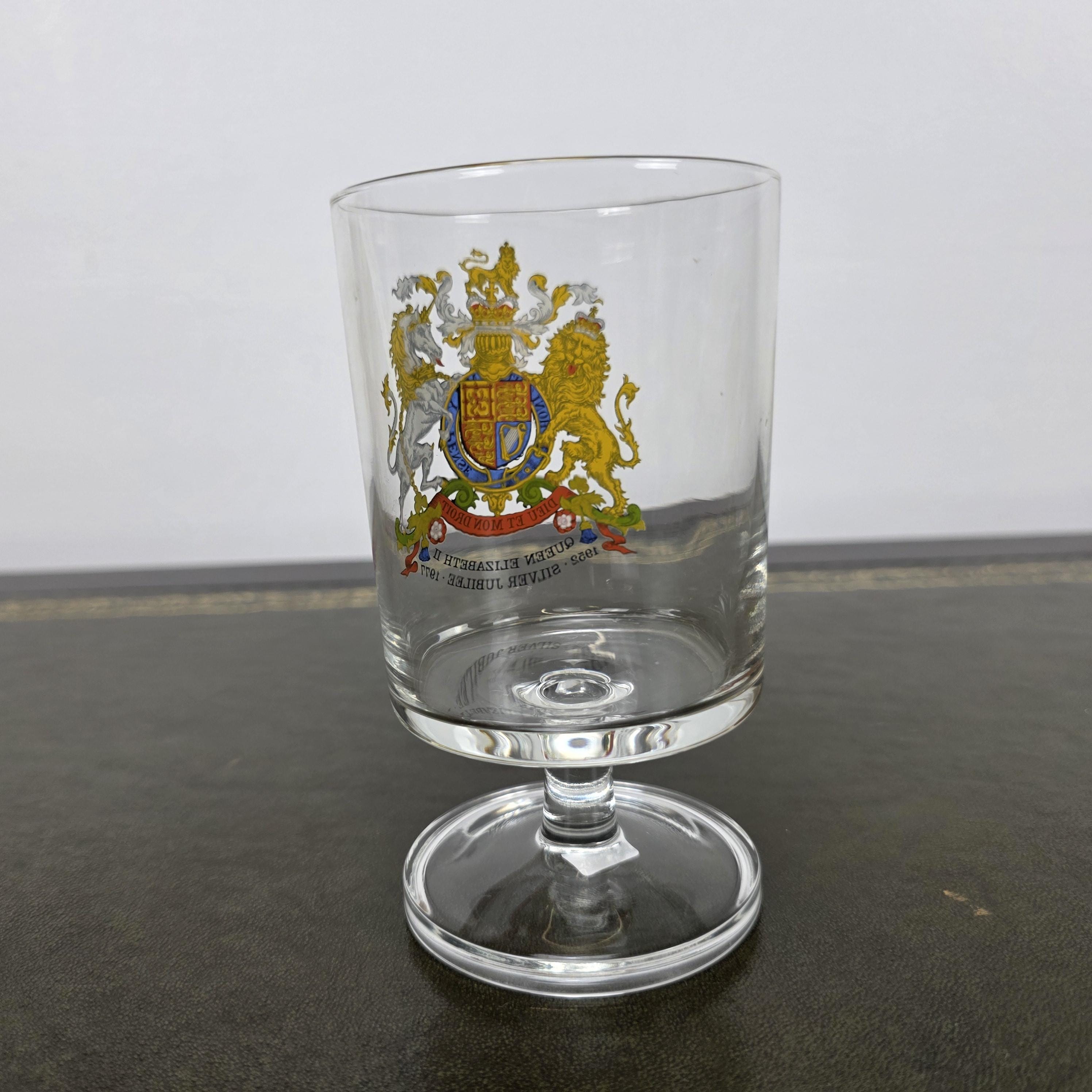 Royal Family Silver Jubilee 1977 France Queen Elizabeth II Coat of Arms 1952–1977