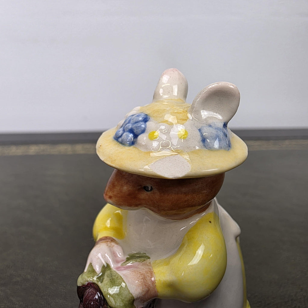 Royal Doulton Brambly Hedge Figurine DBH33 Primrose Picking Berries 2000 England Bone China