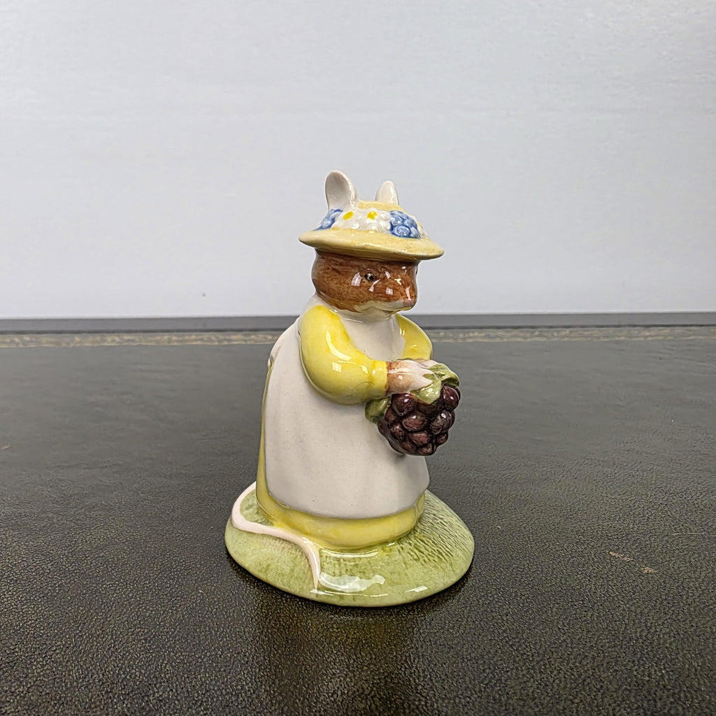 Royal Doulton Brambly Hedge Figurine DBH33 Primrose Picking Berries 2000 England Bone China