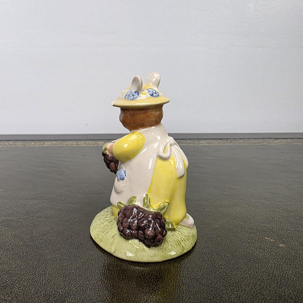 Royal Doulton Brambly Hedge Figurine DBH33 Primrose Picking Berries 2000 England Bone China