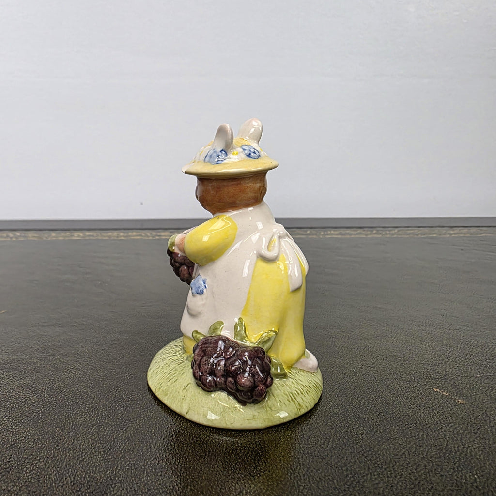 Royal Doulton Brambly Hedge Figurine DBH33 Primrose Picking Berries 2000 England Bone China