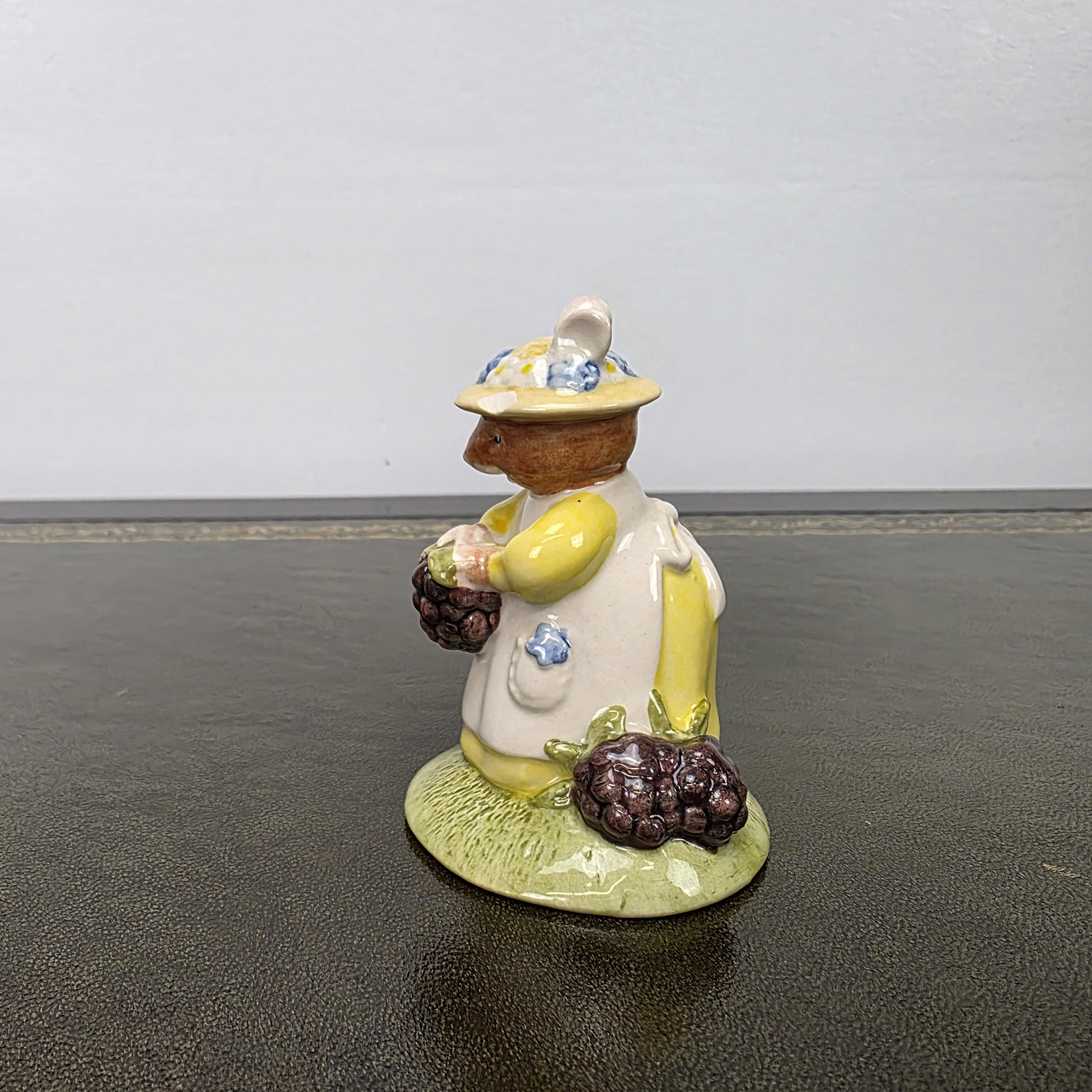 Royal Doulton Brambly Hedge Figurine DBH33 Primrose Picking Berries 2000 England Bone China