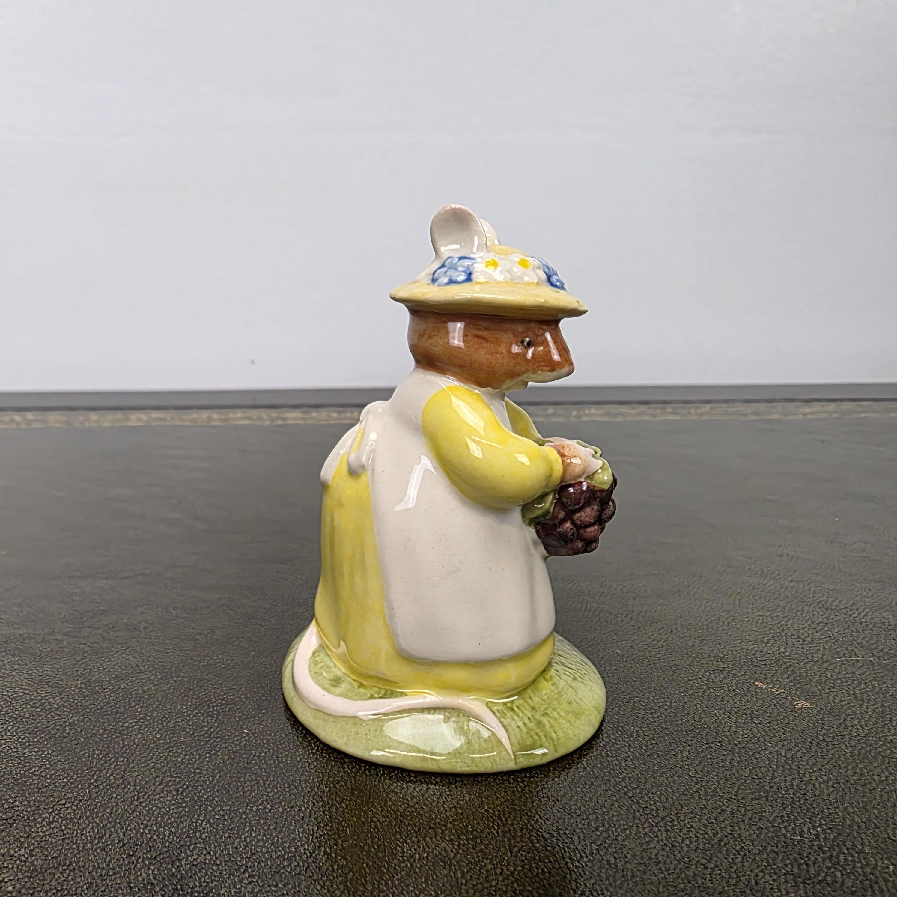 Royal Doulton Brambly Hedge Figurine DBH33 Primrose Picking Berries 2000 England Bone China