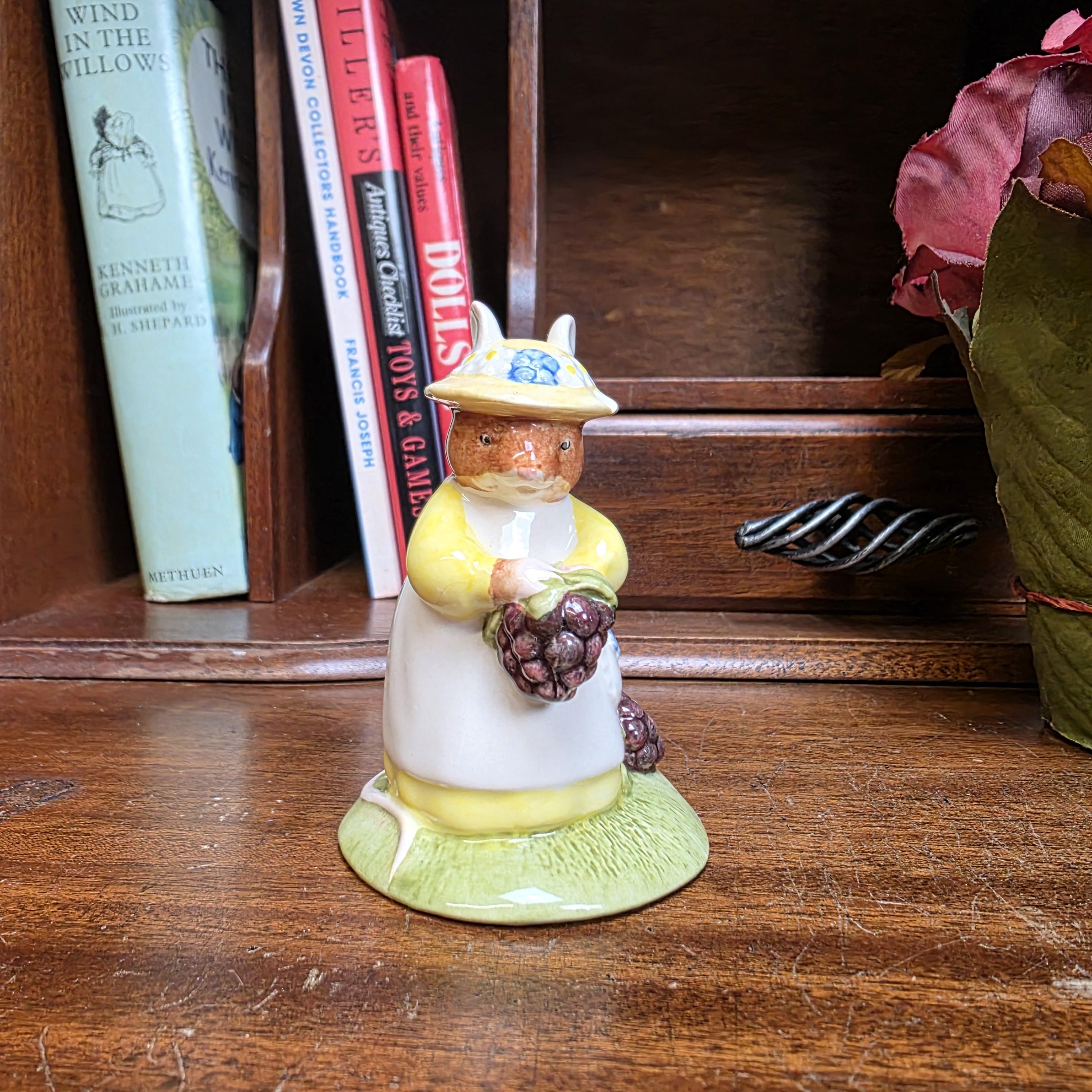 Royal Doulton Brambly Hedge Figurine DBH33 Primrose Picking Berries 2000 England Bone China