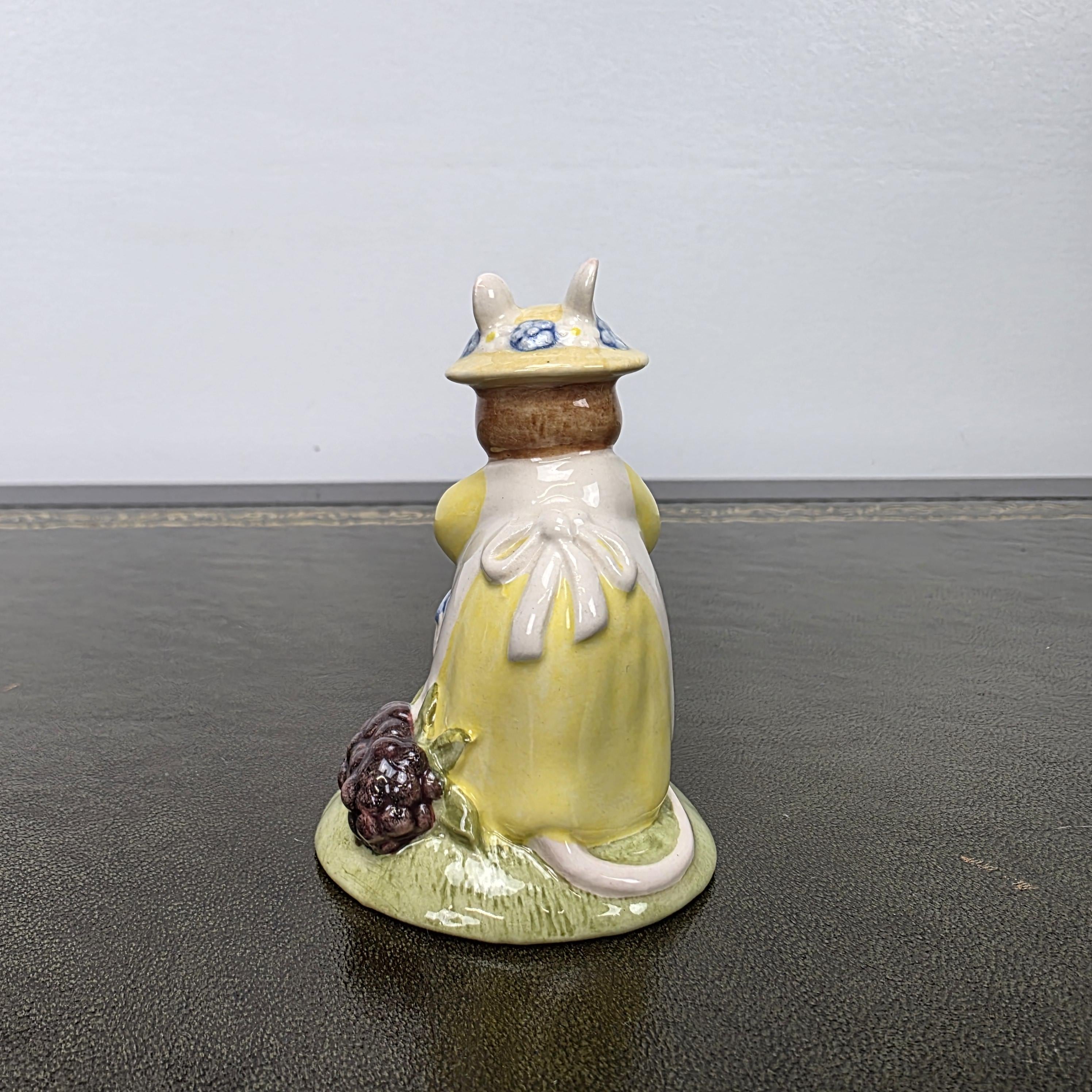 Royal Doulton Brambly Hedge Figurine DBH33 Primrose Picking Berries 2000 England Bone China