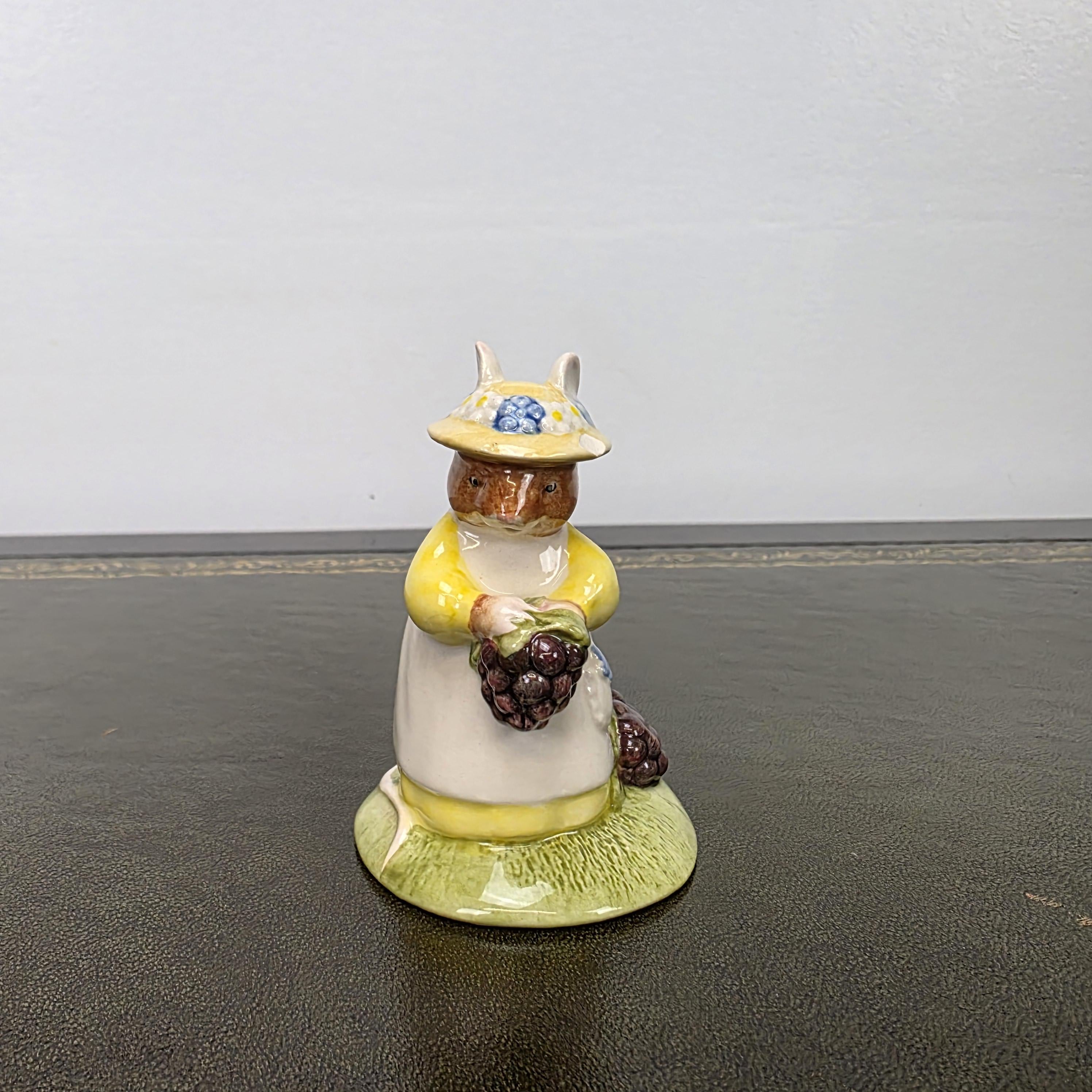 Royal Doulton Brambly Hedge Figurine DBH33 Primrose Picking Berries 2000 England Bone China