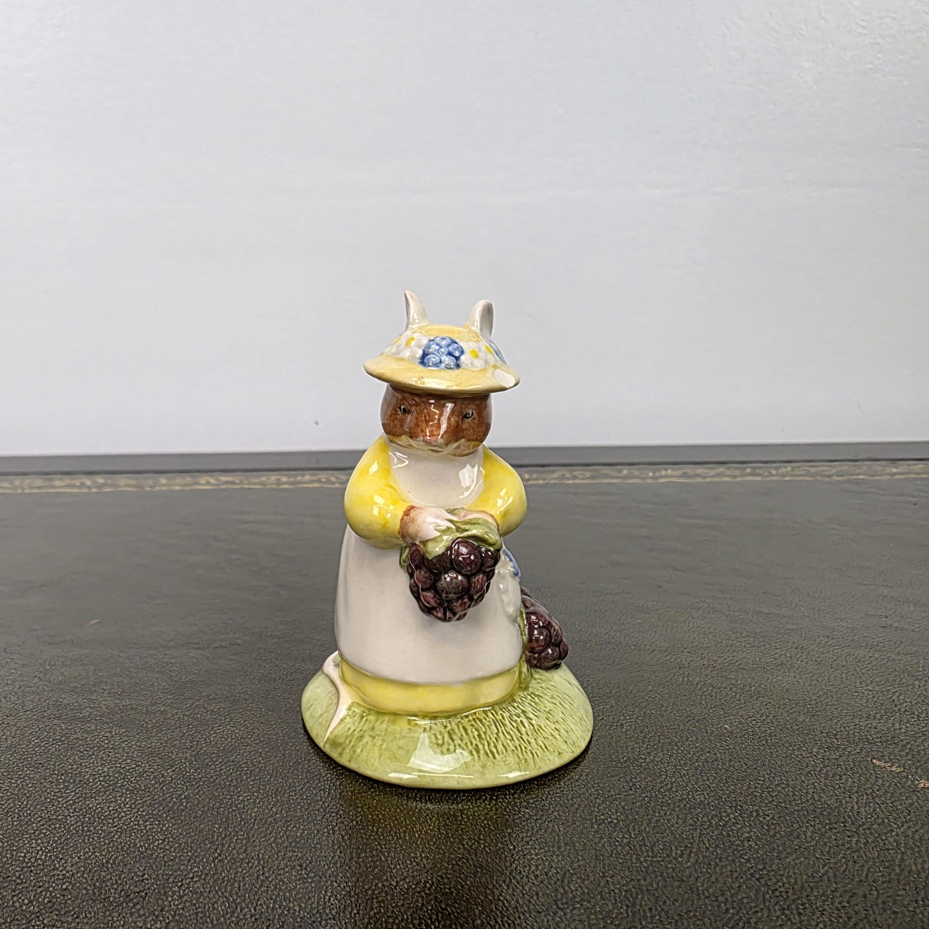 Royal Doulton Brambly Hedge Figurine DBH33 Primrose Picking Berries 2000 England Bone China