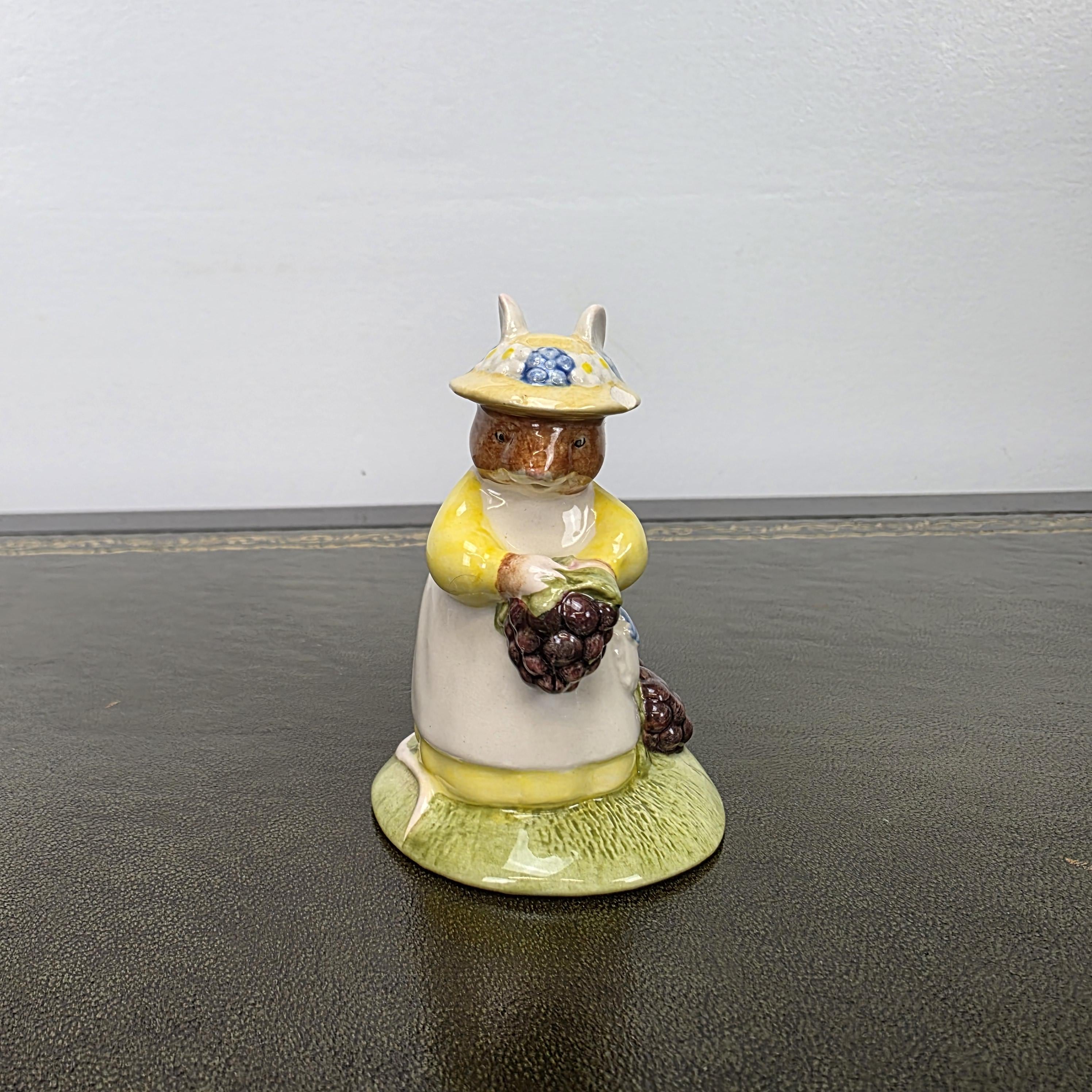 Royal Doulton Brambly Hedge Figurine DBH33 Primrose Picking Berries 2000 England Bone China