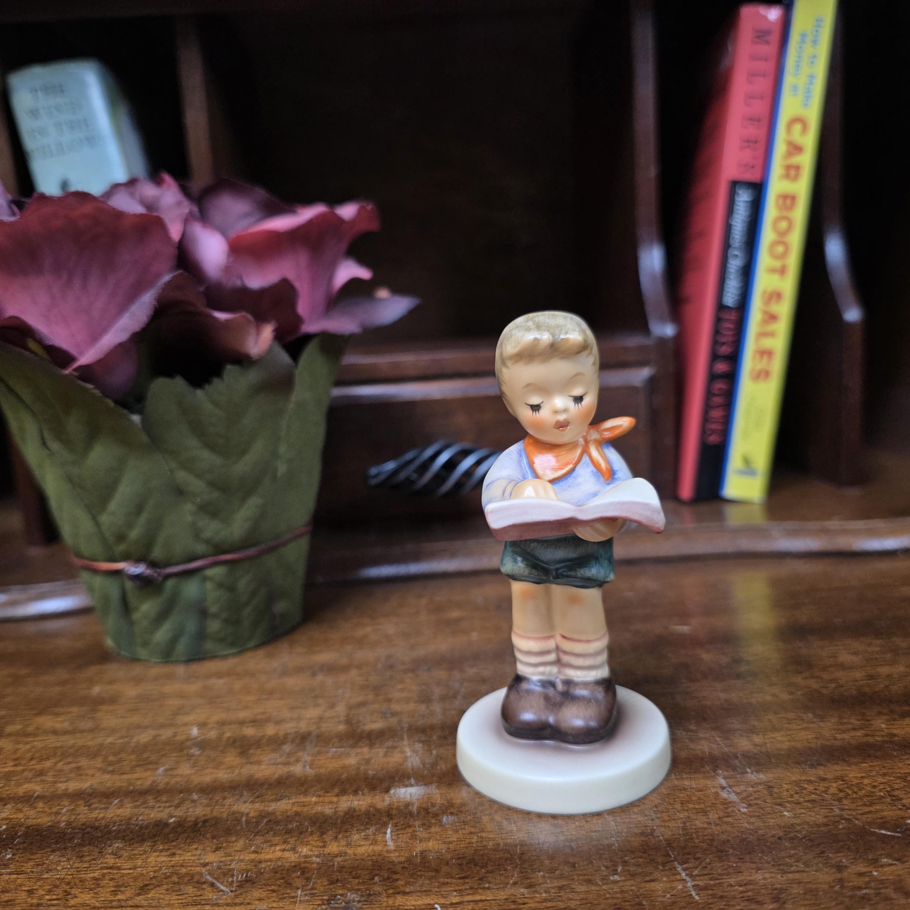 Goebel Hummel Club Reading Child Figurine 2087/B | 1999 German Porcelain Collector Display Piece