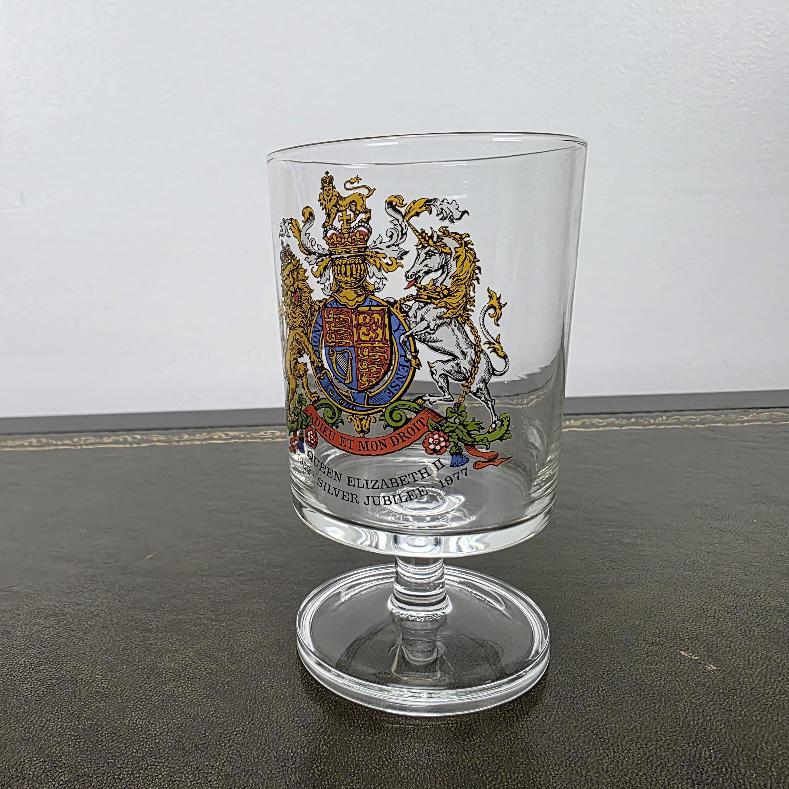 Royal Family Silver Jubilee 1977 France Queen Elizabeth II Coat of Arms 1952–1977