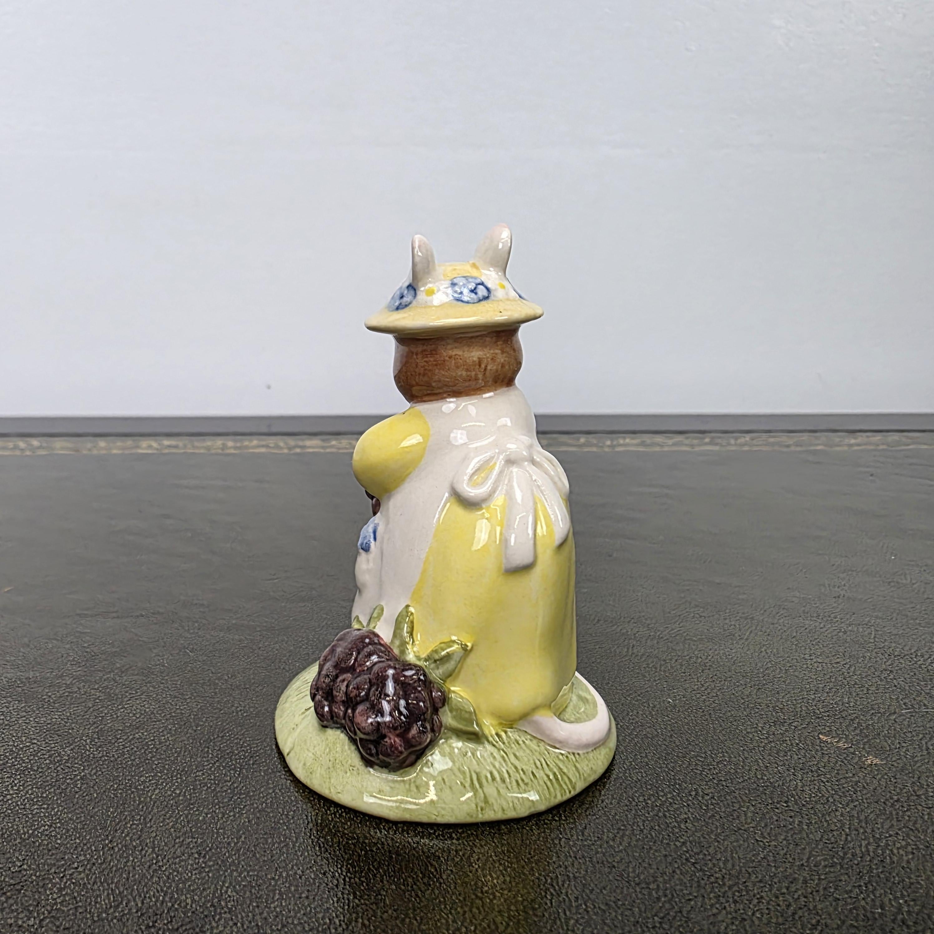 Royal Doulton Brambly Hedge Figurine DBH33 Primrose Picking Berries 2000 England Bone China