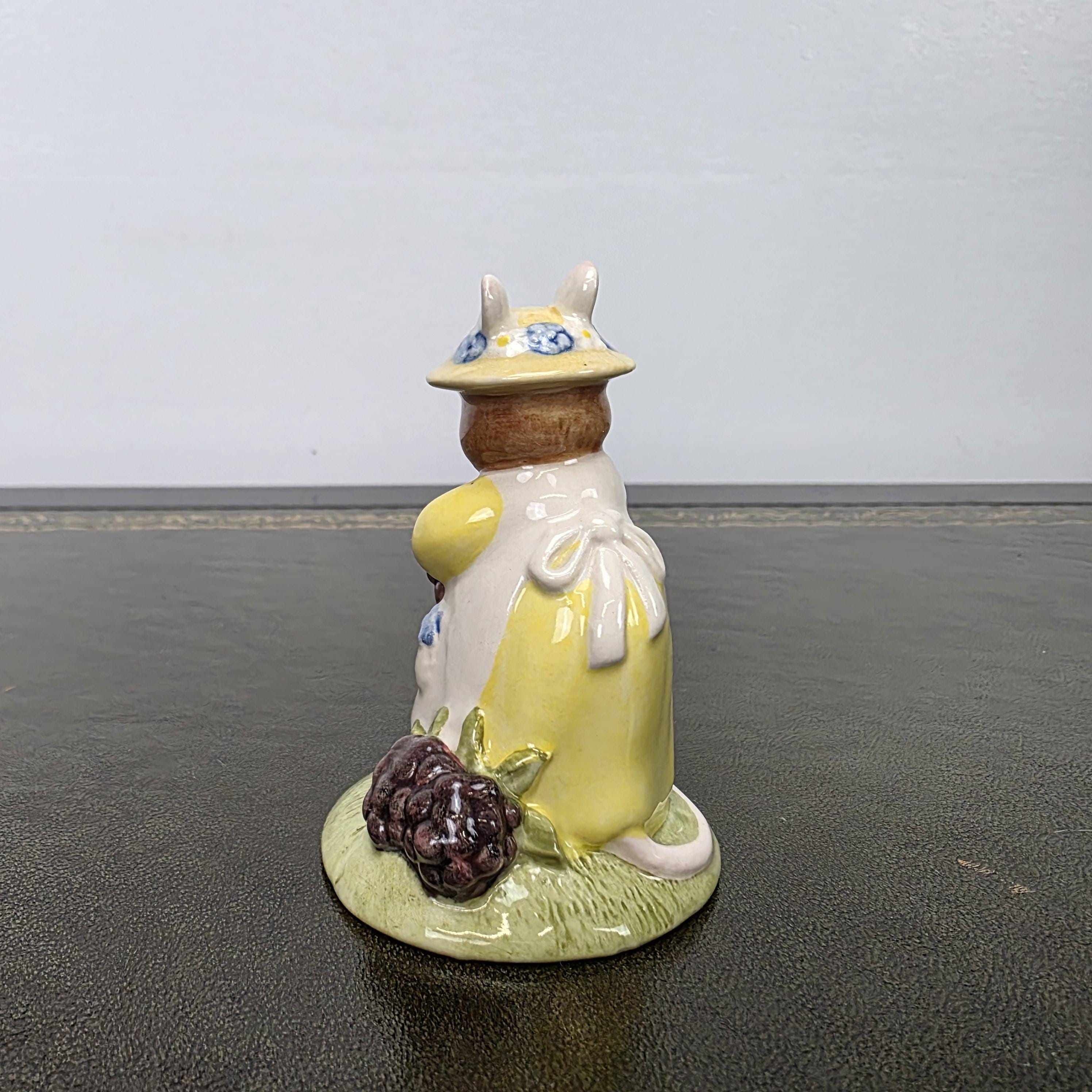 Royal Doulton Brambly Hedge Figurine DBH33 Primrose Picking Berries 2000 England Bone China