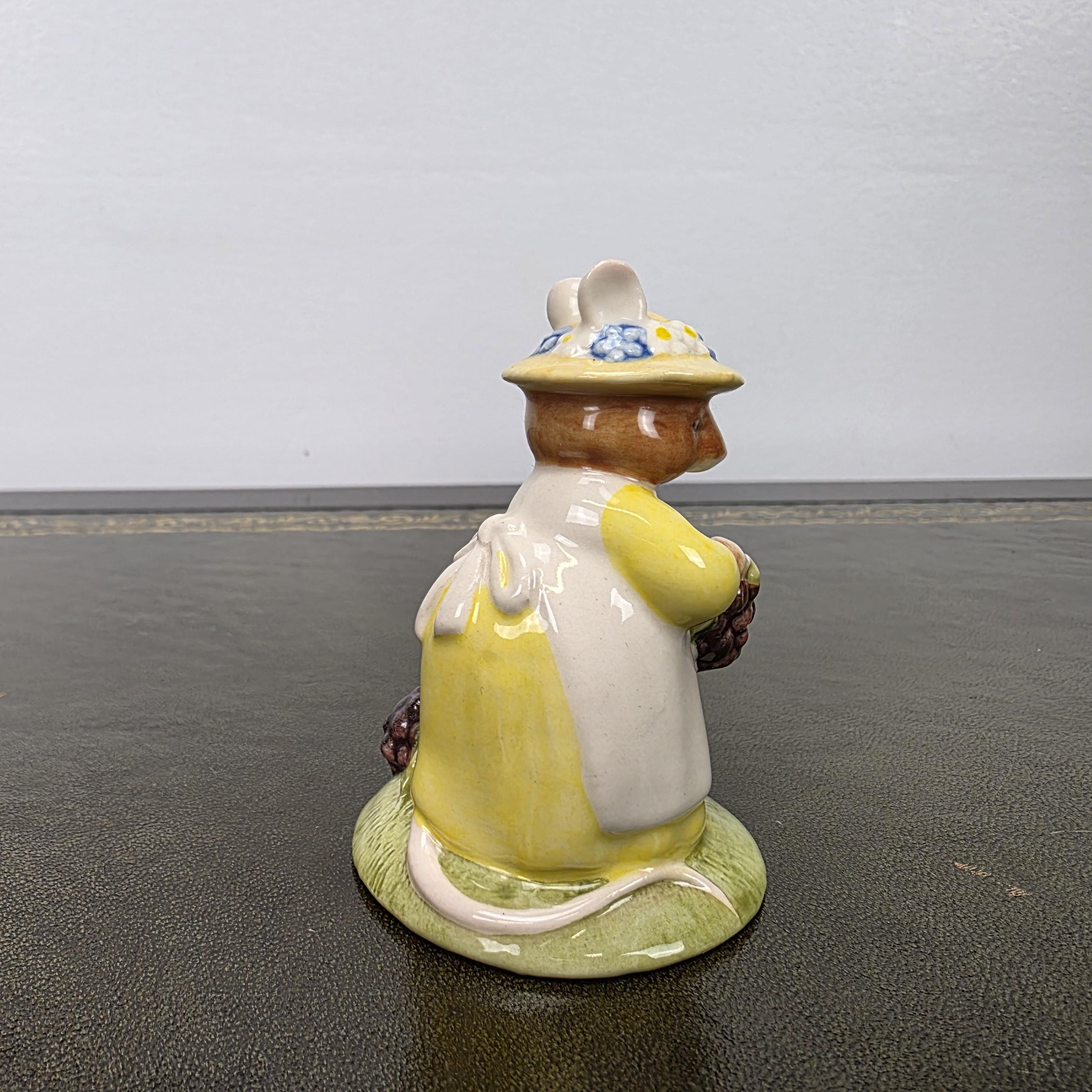 Royal Doulton Brambly Hedge Figurine DBH33 Primrose Picking Berries 2000 England Bone China