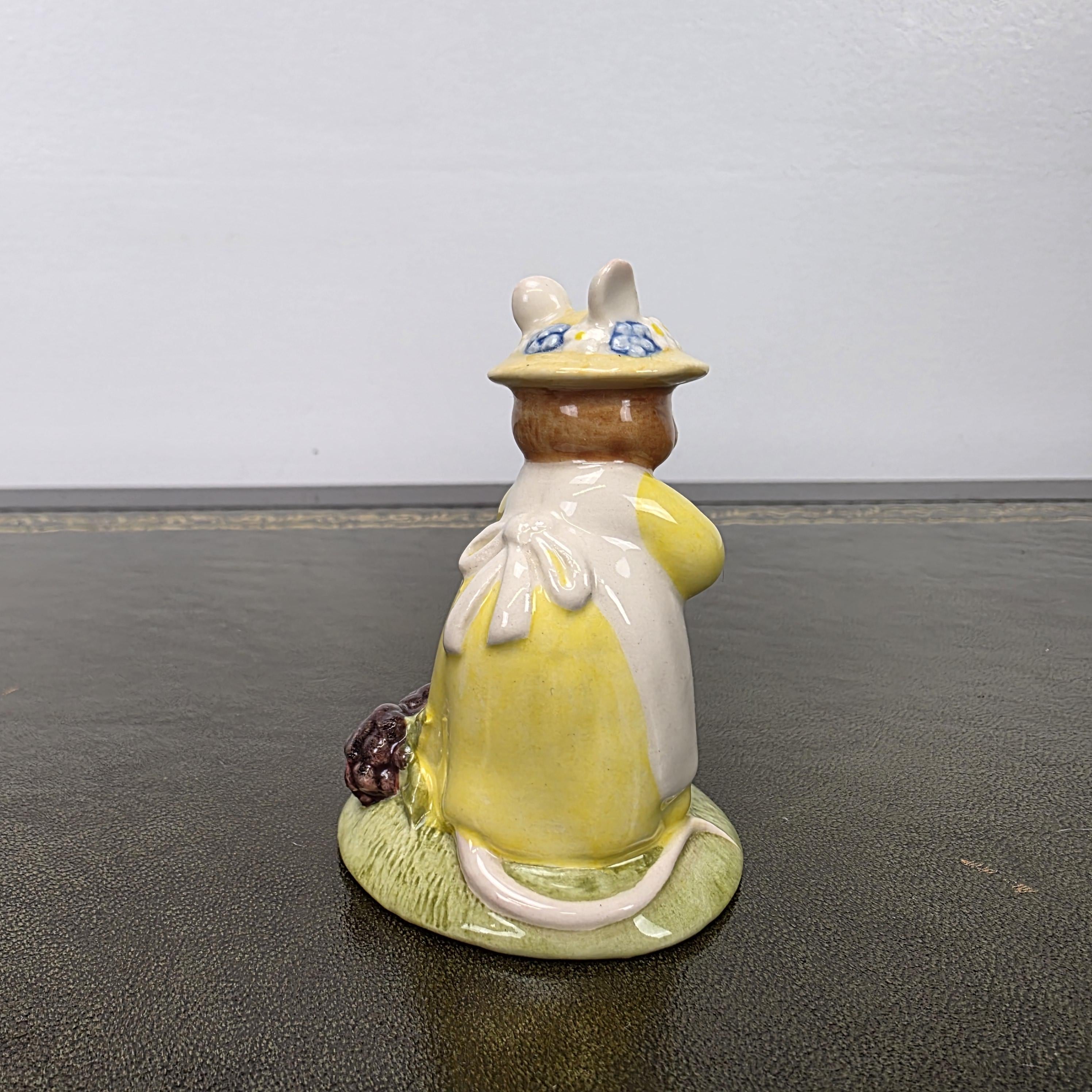 Royal Doulton Brambly Hedge Figurine DBH33 Primrose Picking Berries 2000 England Bone China