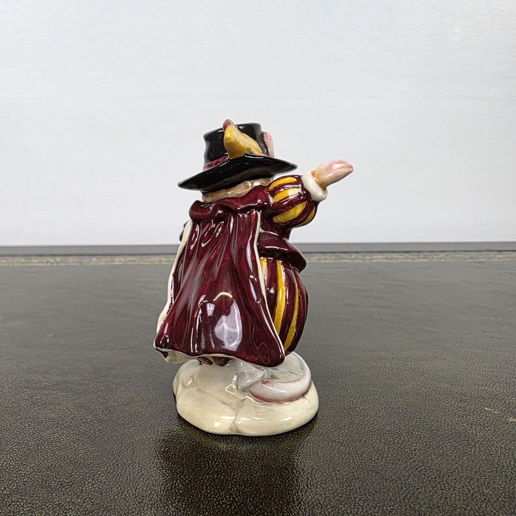 Royal Doulton Brambly Hedge Wilfred Entertains Figurine DBH23 1990 Mouse Figure Hand Decorated Porcelain
