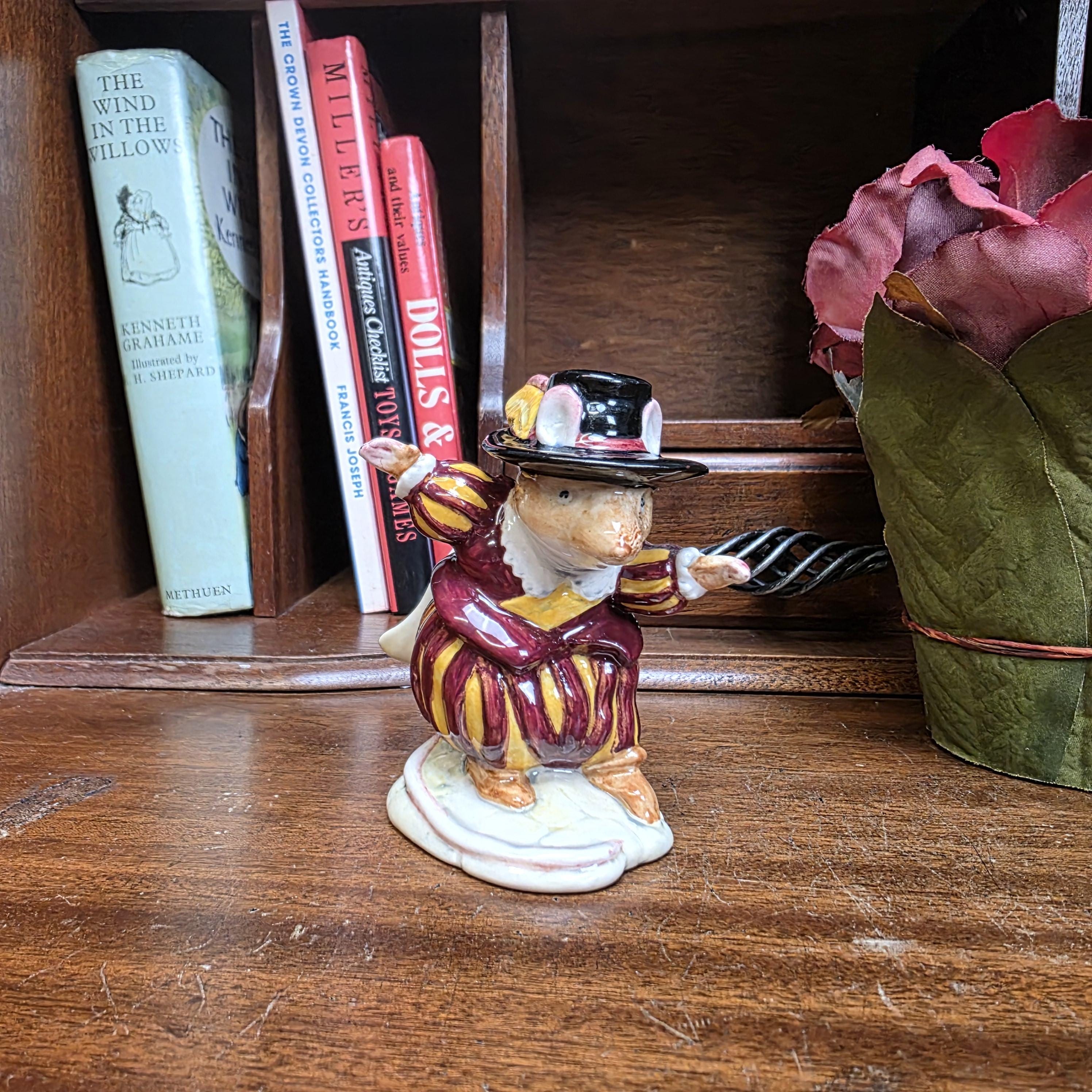 Royal Doulton Brambly Hedge Wilfred Entertains Figurine DBH23 1990 Mouse Figure Hand Decorated Porcelain