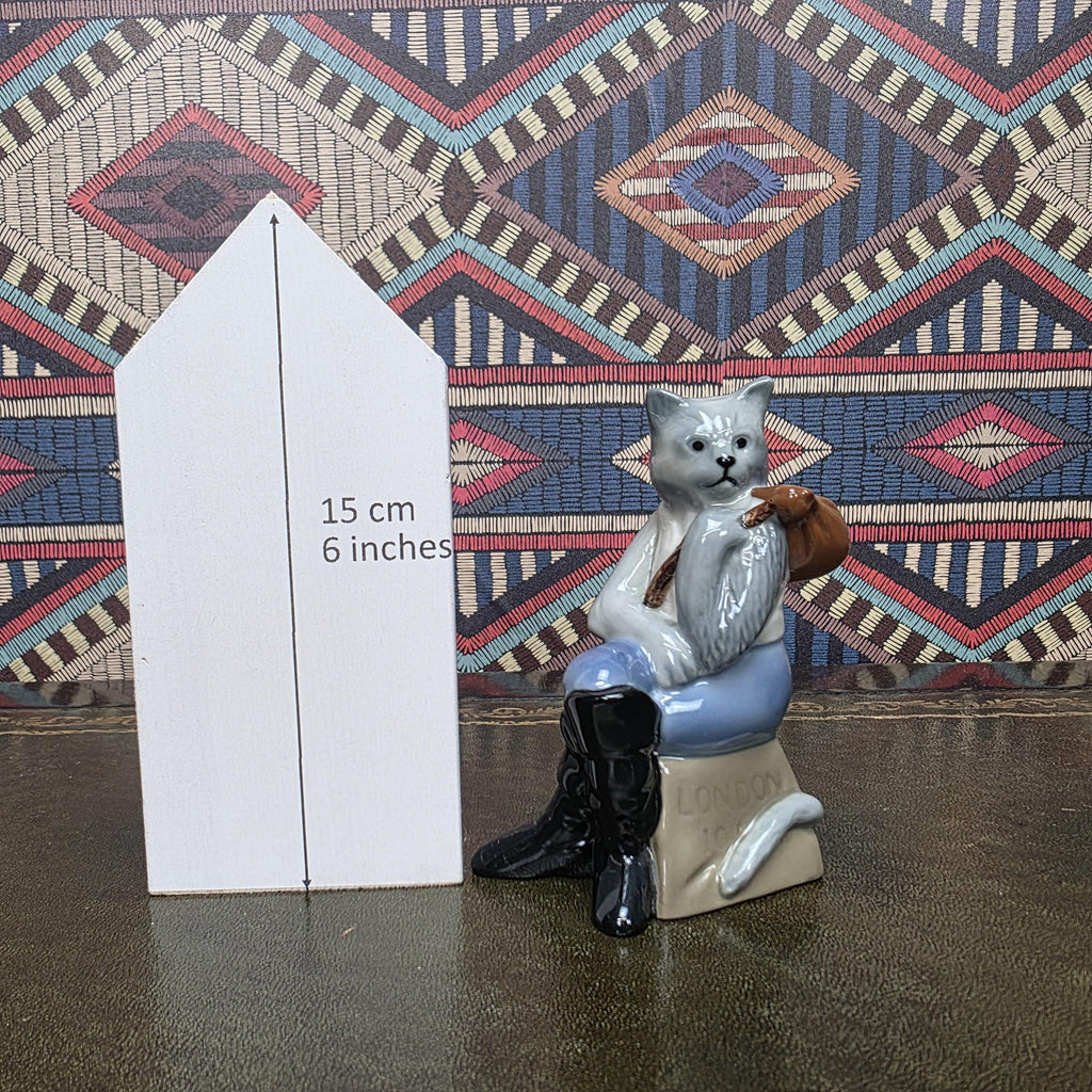 Dick Whittington Cat Figurine Wade England 1997 Ceramic Storybook Character London Sculpture Collectible