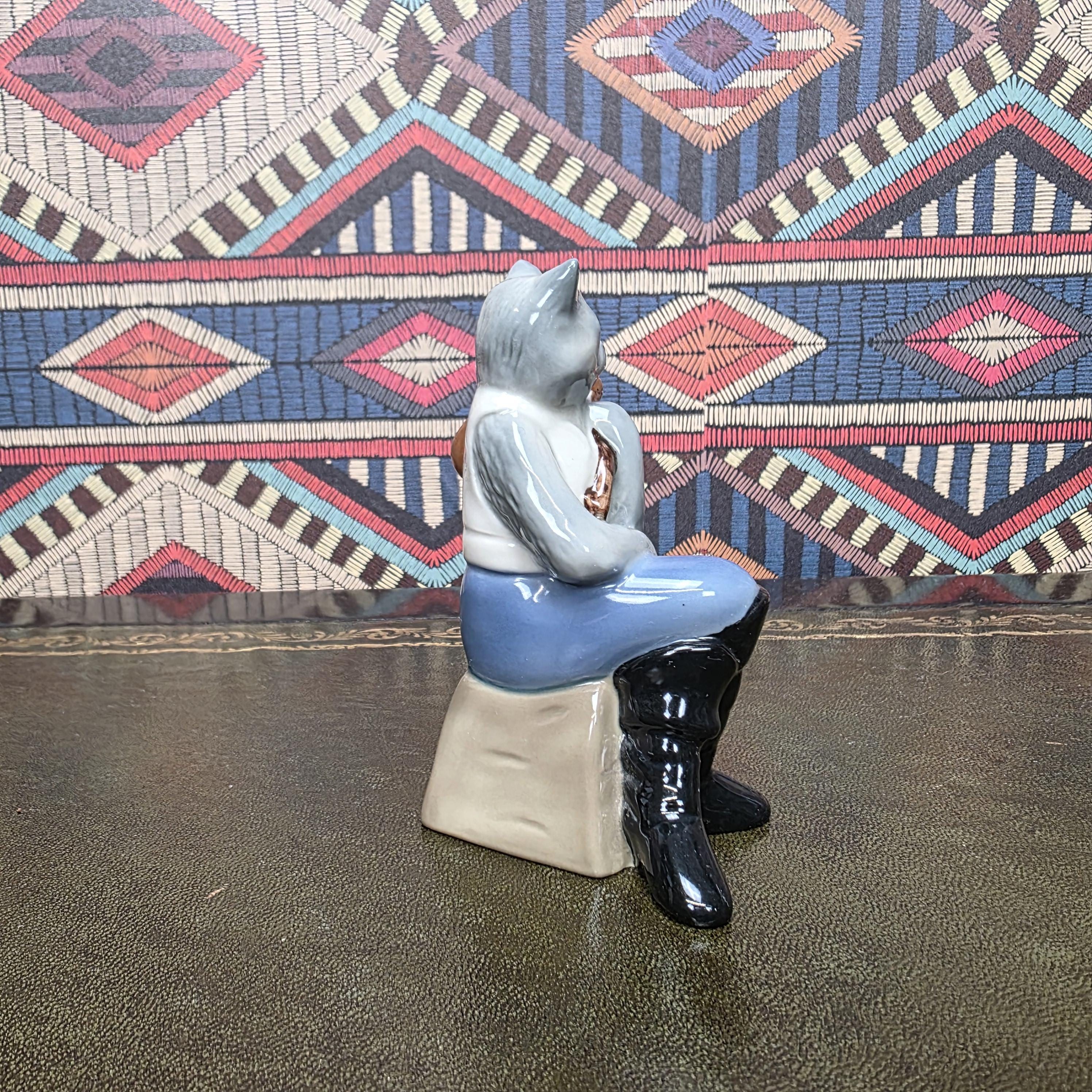 Dick Whittington Cat Figurine Wade England 1997 Ceramic Storybook Character London Sculpture Collectible