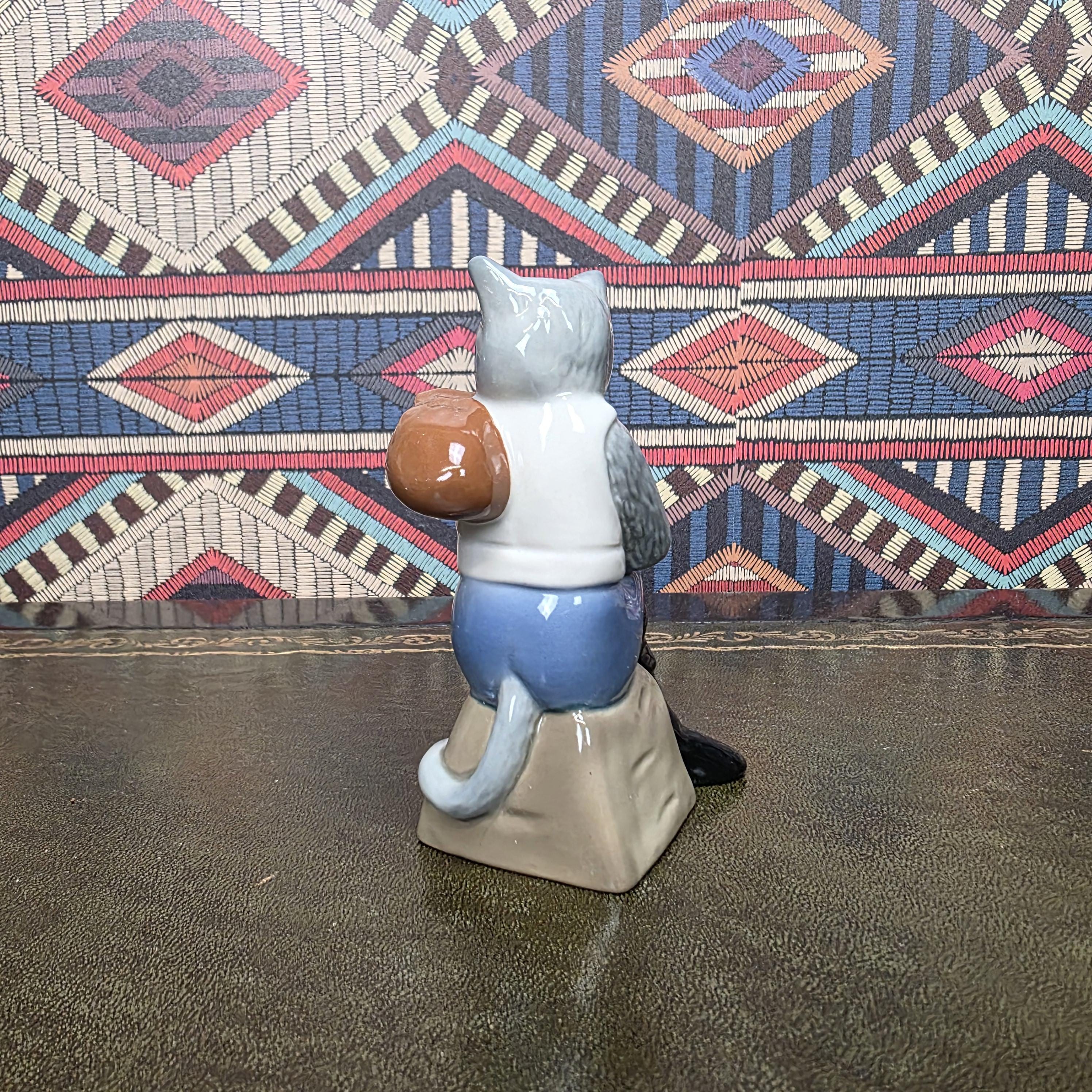 Dick Whittington Cat Figurine Wade England 1997 Ceramic Storybook Character London Sculpture Collectible