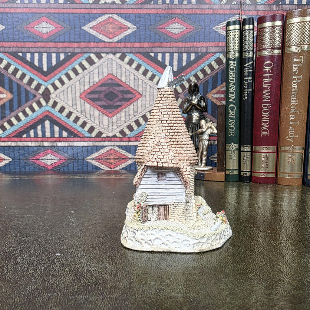 David Winter Cottage Single Oast 1981 English House Figurine John Hine Hand Painted Collector Decor